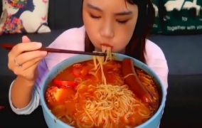 印度小姐姐吃饭吃面条,面条的独特魅力
