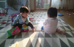 双胞胎小姐姐去幼儿园了,双胞胎小姐姐开启幼儿园快乐生活之旅